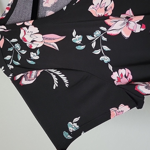 Candies Feminine black floral twist bottom short sleeve stretch top 2X - Picture 3 of 5